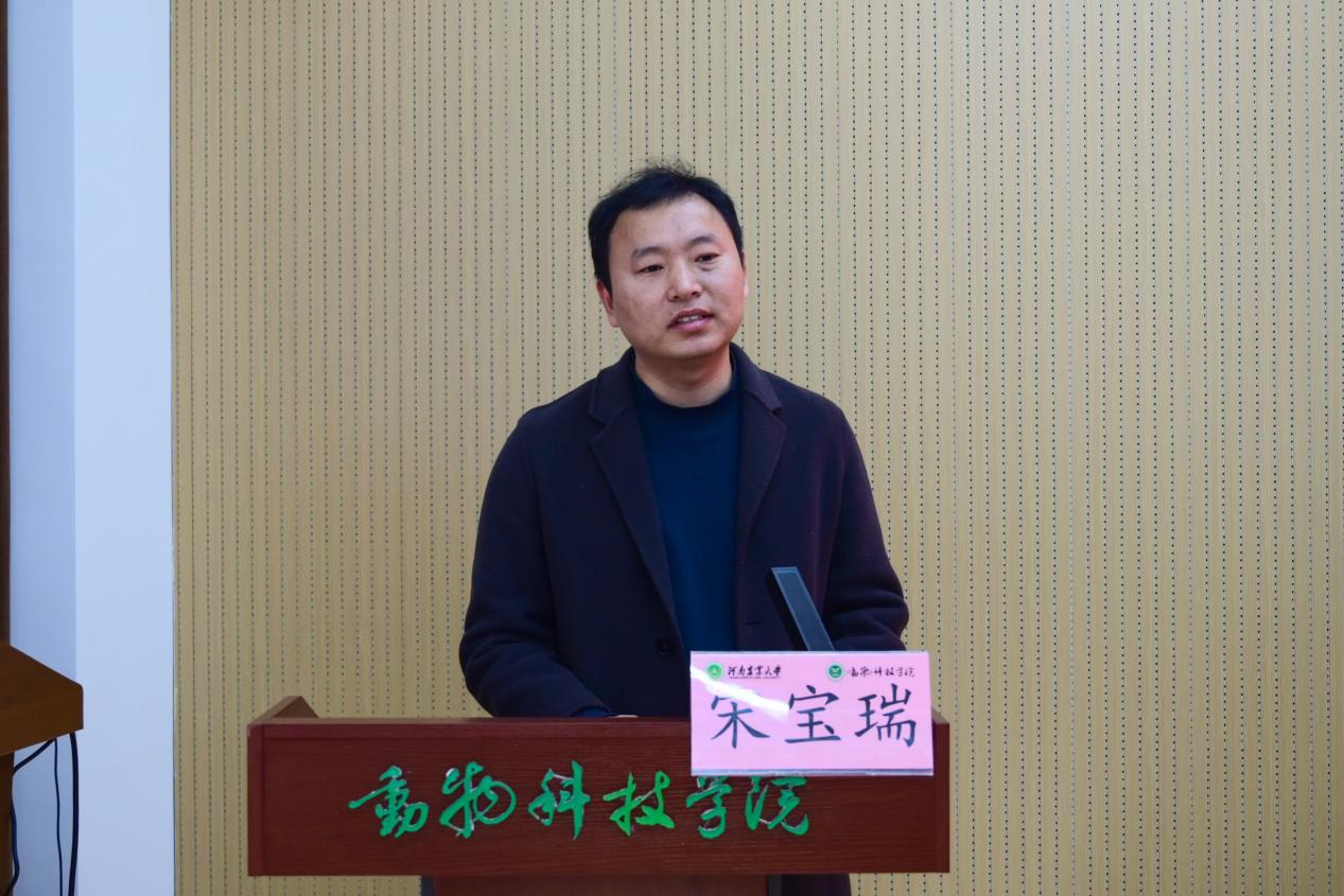 溫情點(diǎn)亮教育路 我院舉行2025年“心糧寵物”企業(yè)獎(jiǎng)學(xué)金、獎(jiǎng)教金頒發(fā)儀式